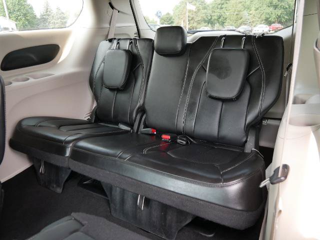 Used 2024 Chrysler Pacifica Touring-L FWD image 12