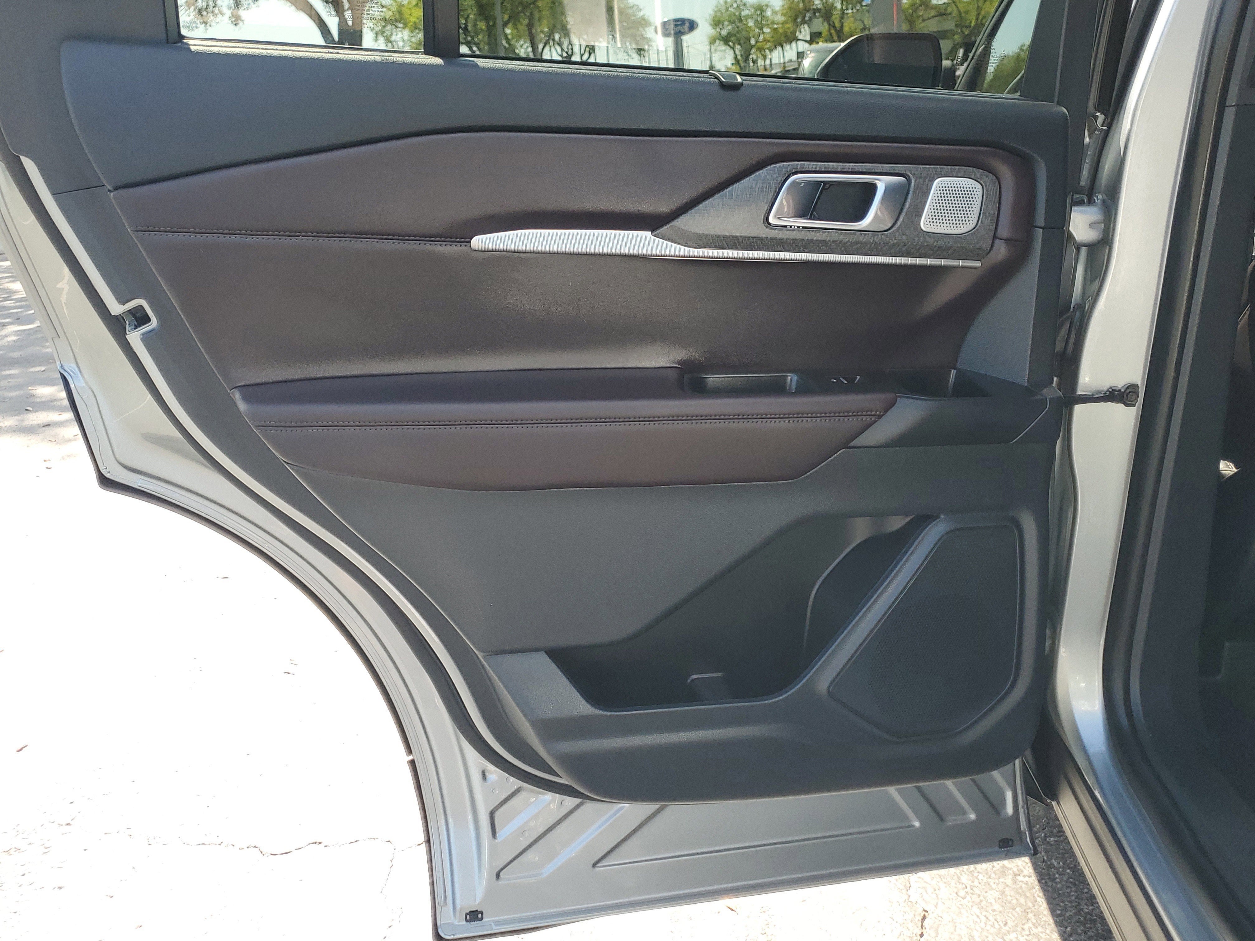 Certified 2025 Ford Explorer Platinum image 12