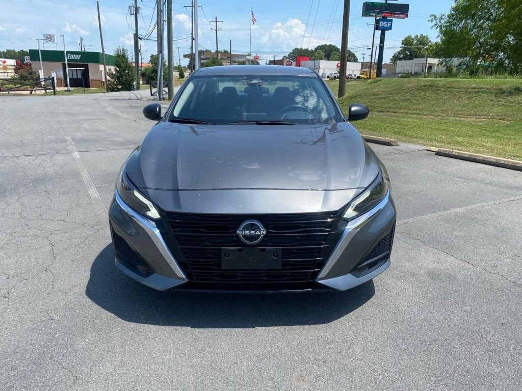 Used 2025 Nissan Altima 2.5 SV FWD image 2