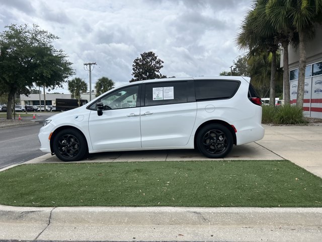 Used 2024 Chrysler Pacifica Limited FWD image 14