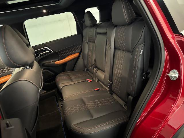 Used 2025 Mitsubishi Outlander 4WD Plug-In Hybrid image 31