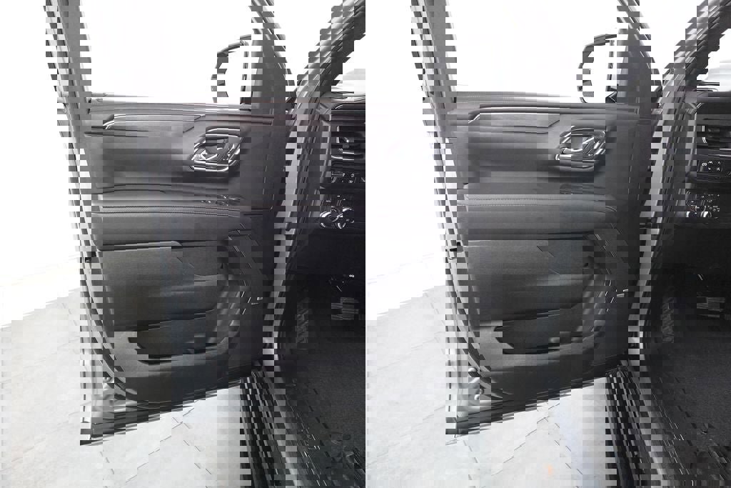 Used 2024 GMC Yukon AT4 w/ Technology Package image 8