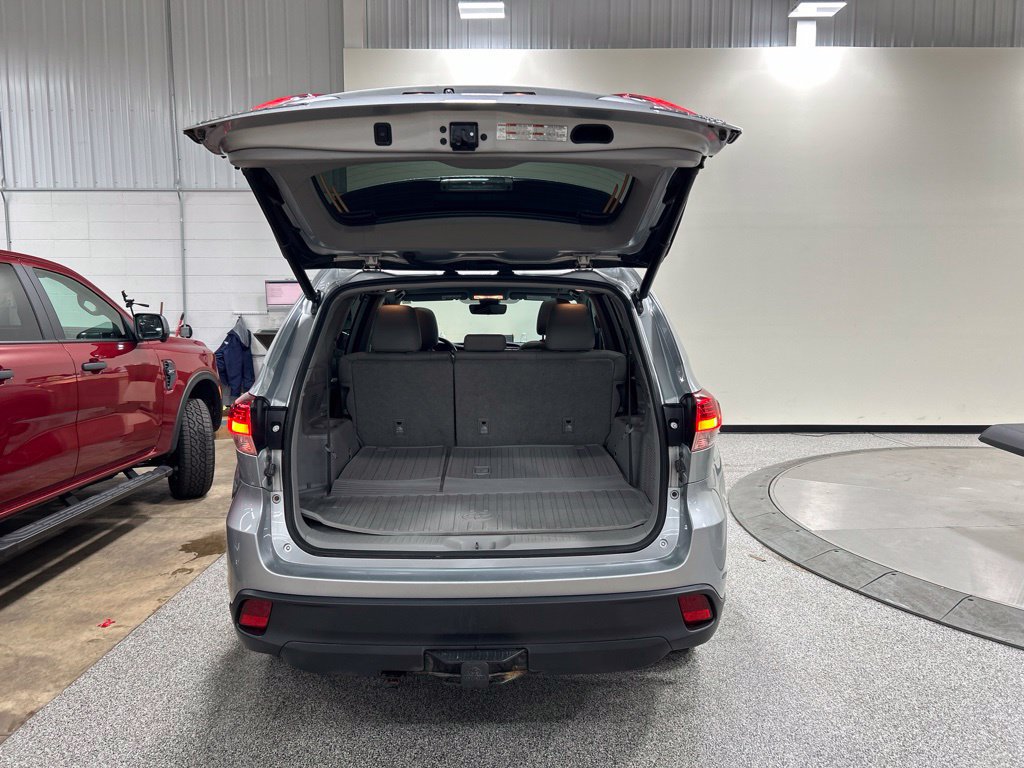 Used 2019 Toyota Highlander XLE AWD/4WD image 23