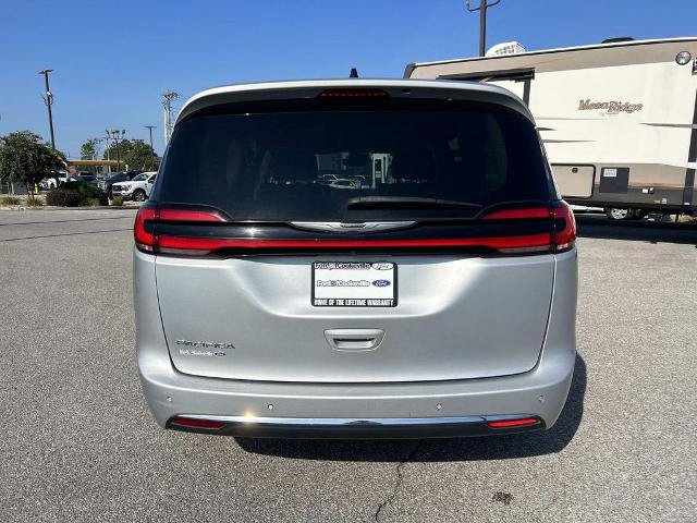 Used 2023 Chrysler Pacifica Touring-L FWD image 5