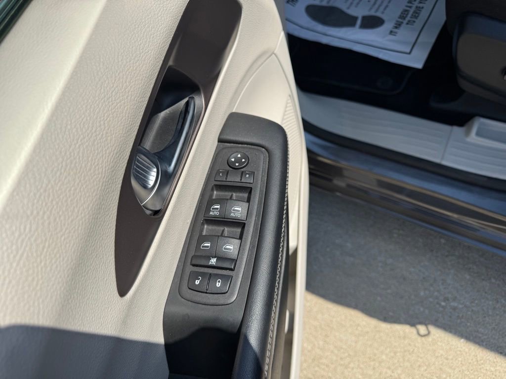 Used 2023 Chrysler Voyager LX FWD image 11