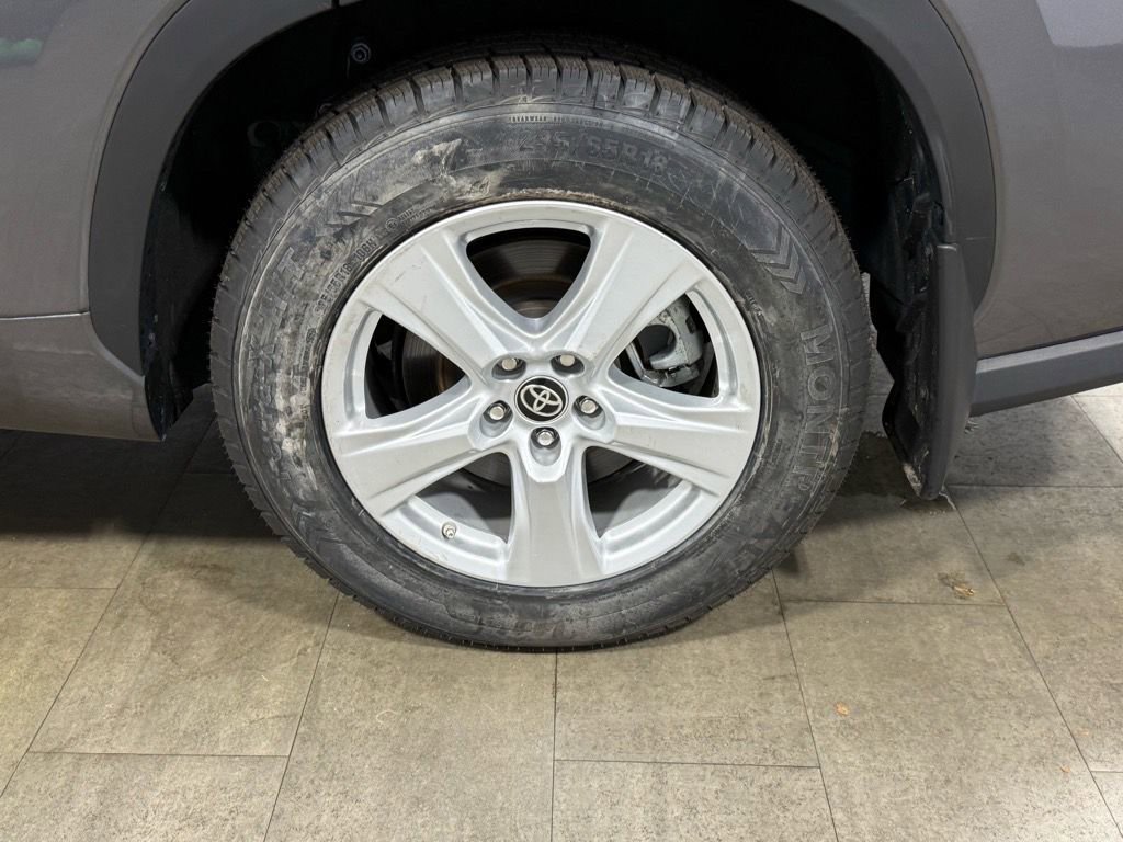 Used 2023 Toyota Highlander L image 17