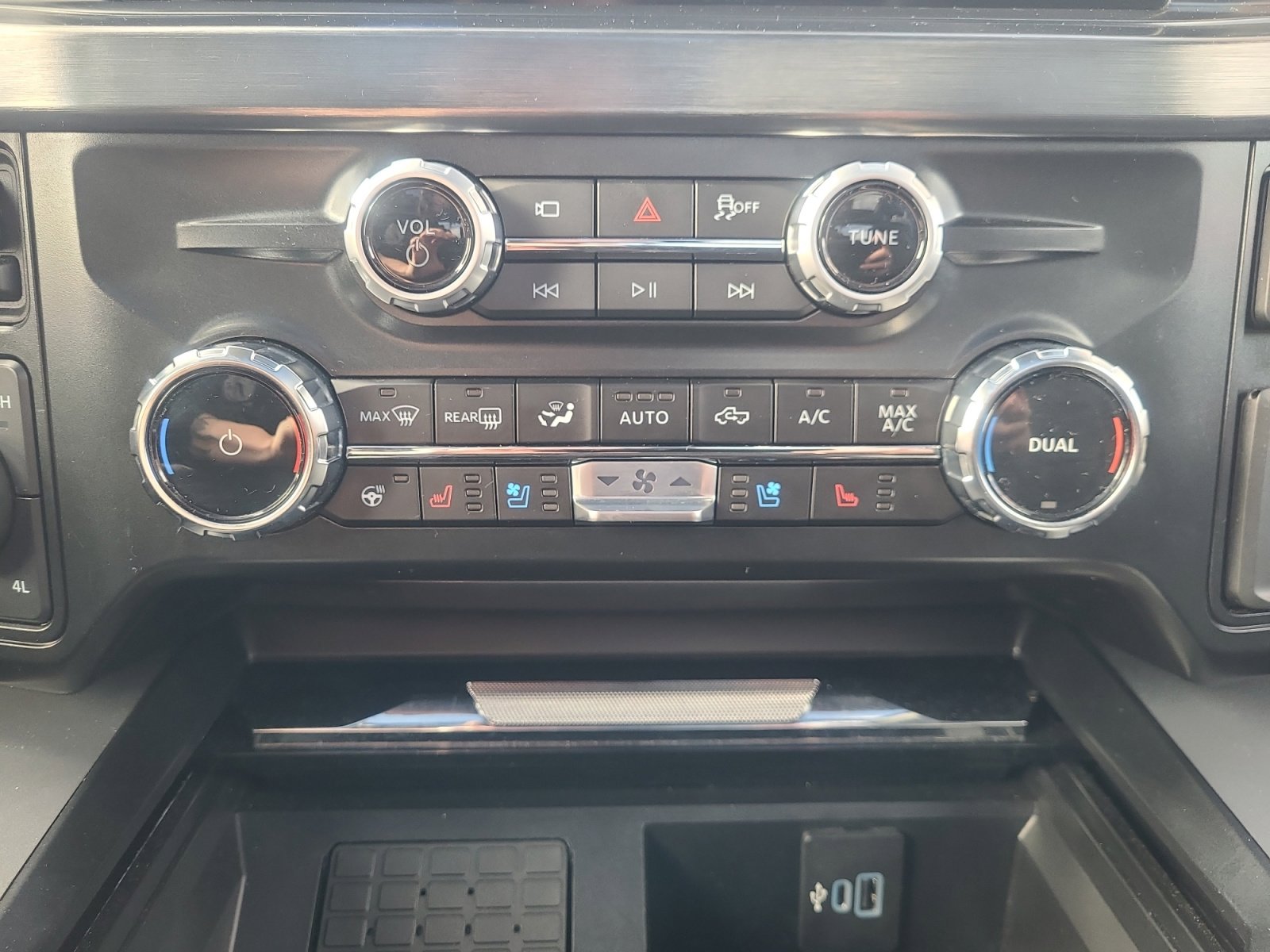 Certified 2025 Ford F350 Lariat w/ Black Appearance Package image 32