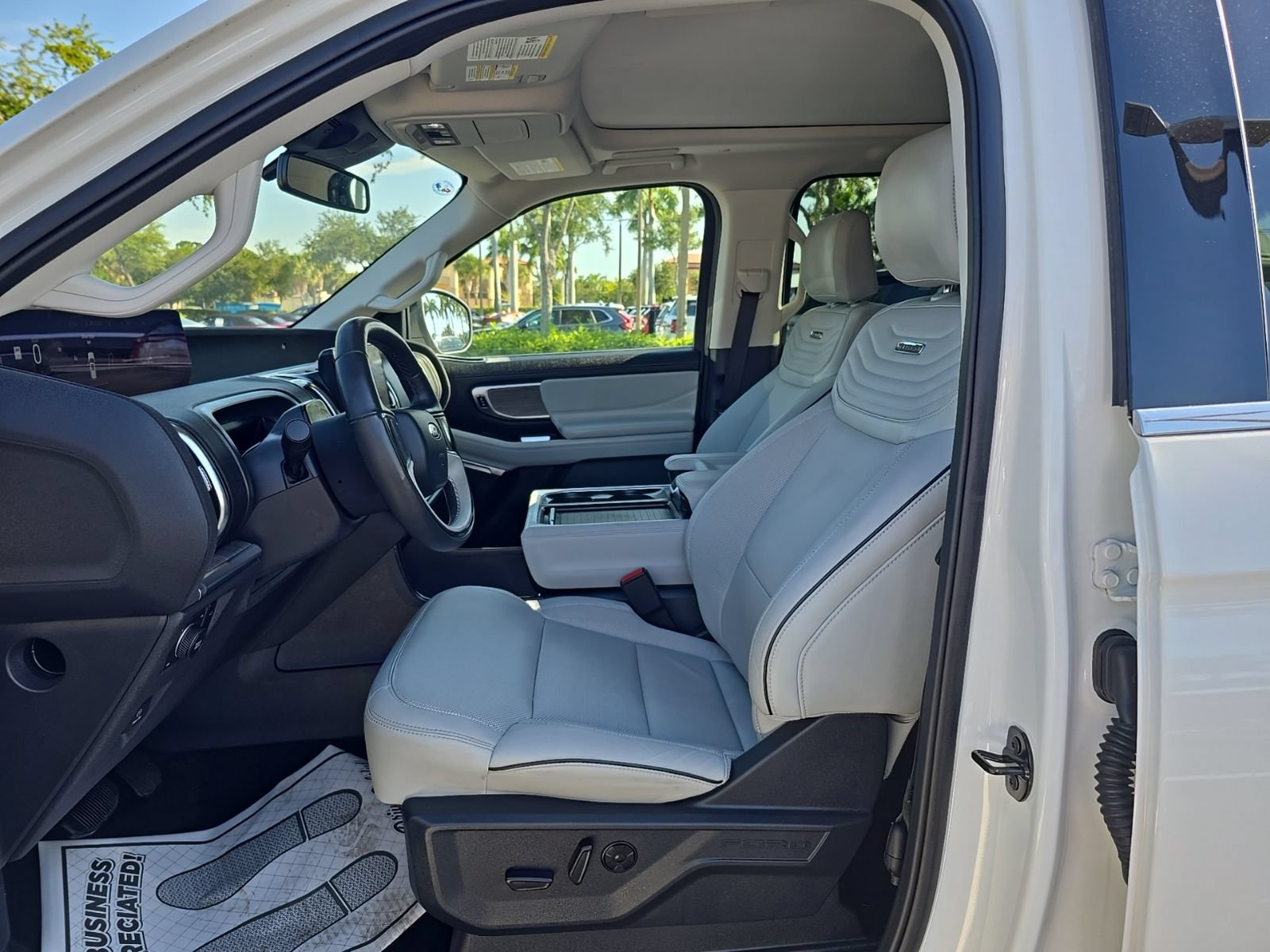Certified 2025 Ford Expedition Platinum w/ Platinum Ultimate Package AWD/4WD image 5