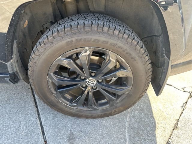 Used 2022 Toyota RAV4 SE image 6