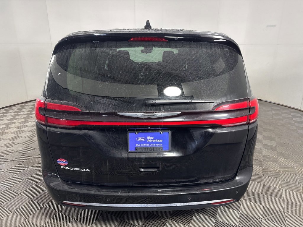 Used 2024 Chrysler Pacifica Touring-L image 4