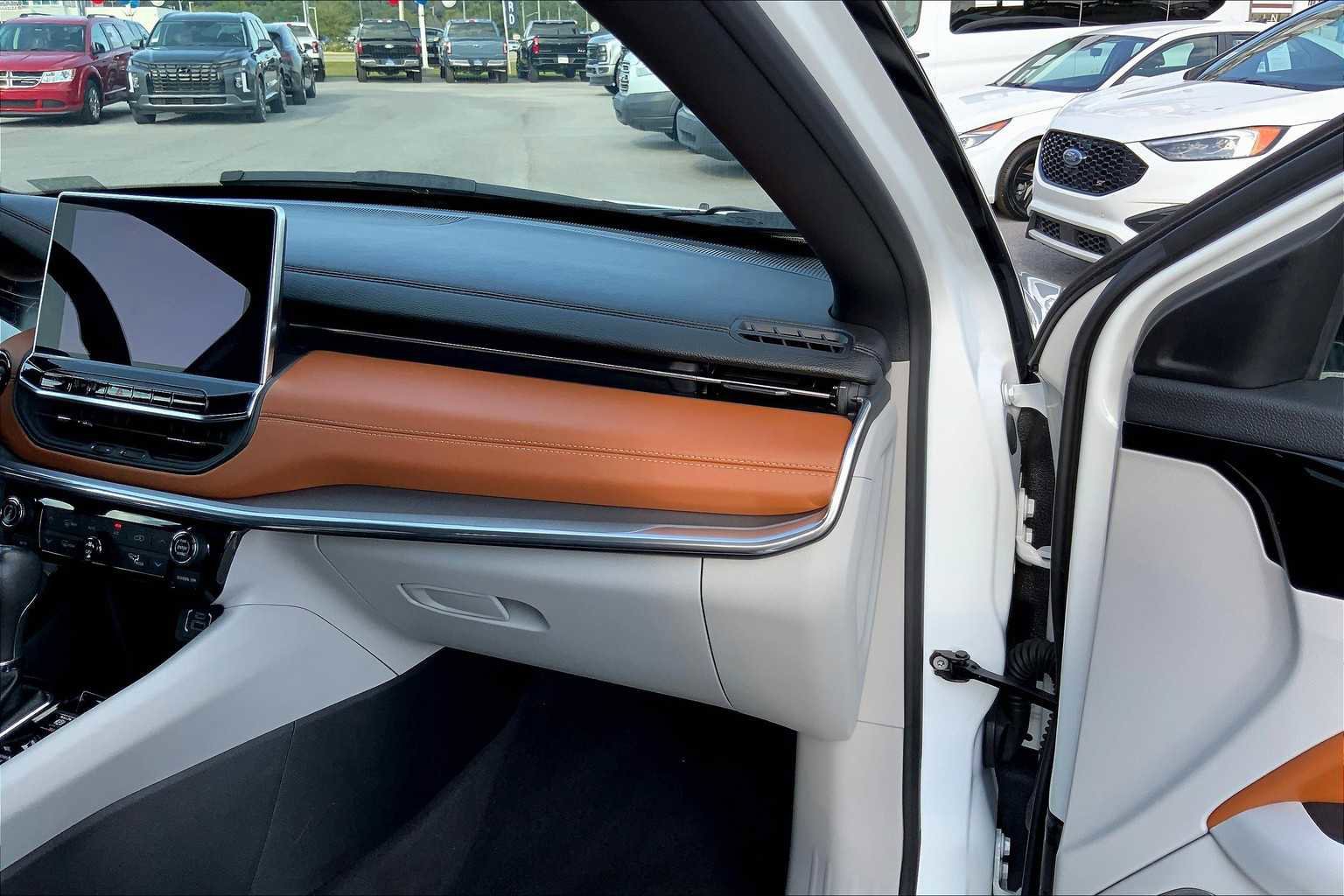 Used 2023 Jeep Compass Limited image 18