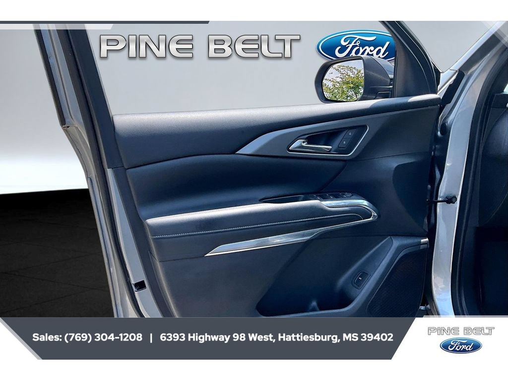 Used 2025 Chevrolet Traverse LT w/ Driver Confidence Package FWD image 17