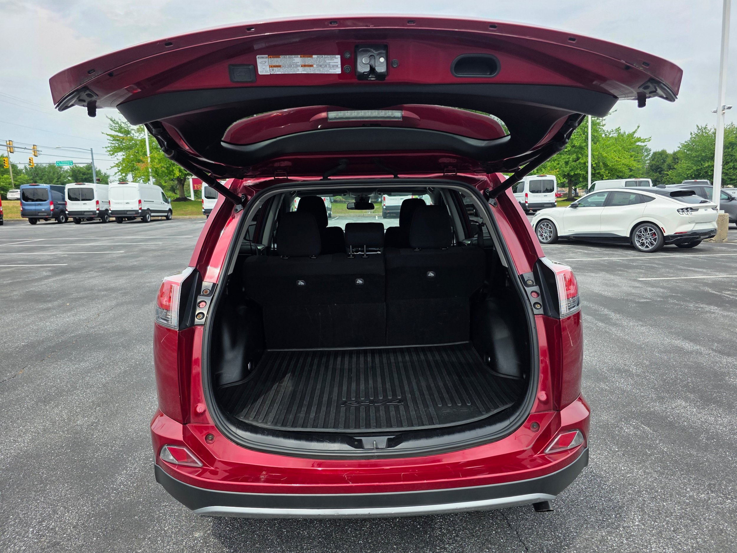 Used 2018 Toyota RAV4 XLE AWD/4WD image 9
