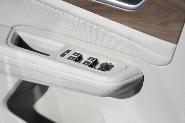 Used 2024 Volkswagen Atlas SE image 28