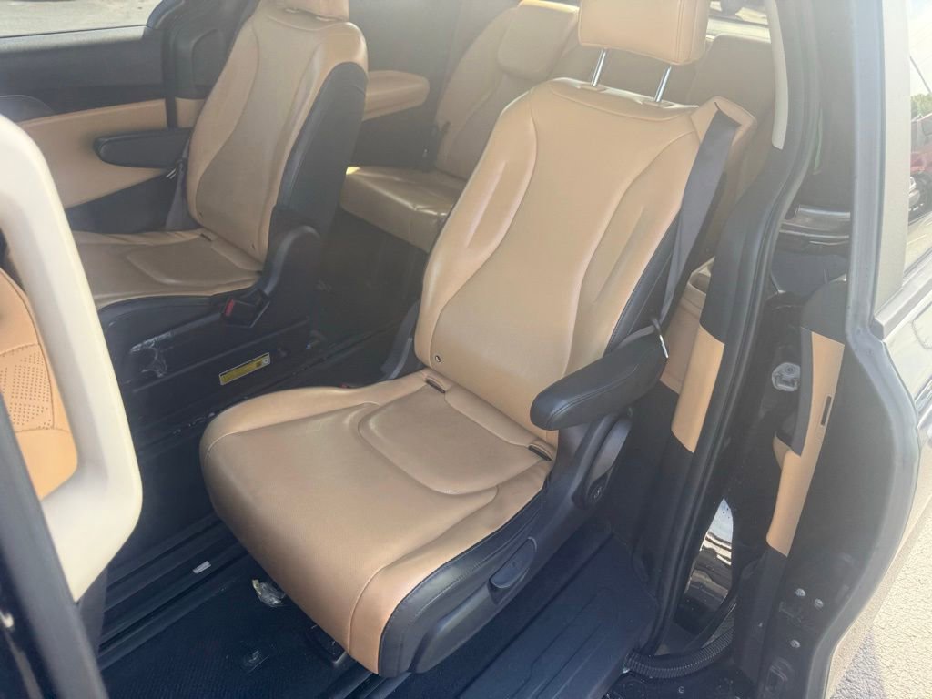 Used 2024 Kia Carnival LX FWD image 29