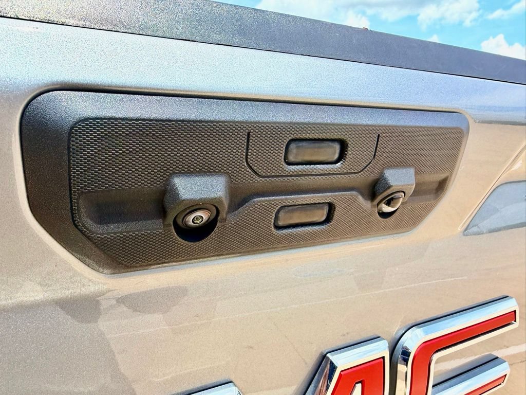 Used 2025 GMC Sierra 1500 SLT AWD/4WD image 9