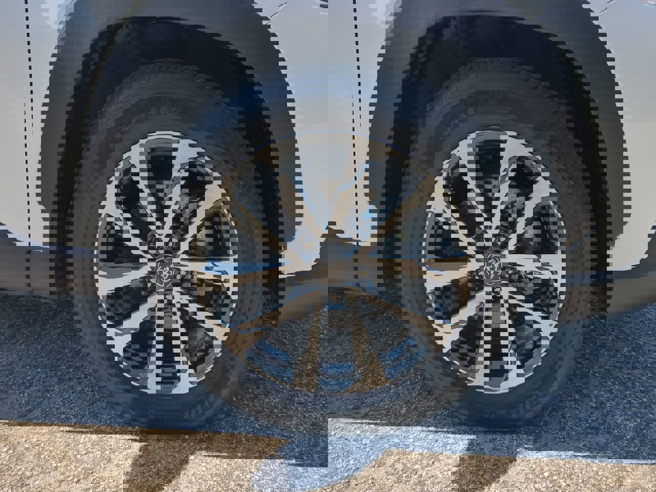 Used 2023 Toyota Corolla Cross XLE w/ Convenience Package image 9