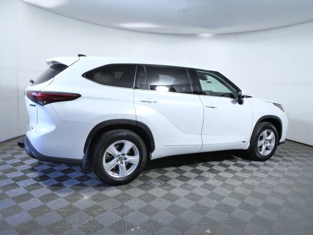 Used 2022 Toyota Highlander LE AWD/4WD image 4