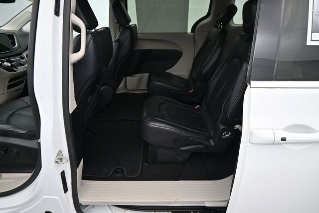 Used 2022 Chrysler Pacifica Touring-L FWD image 17