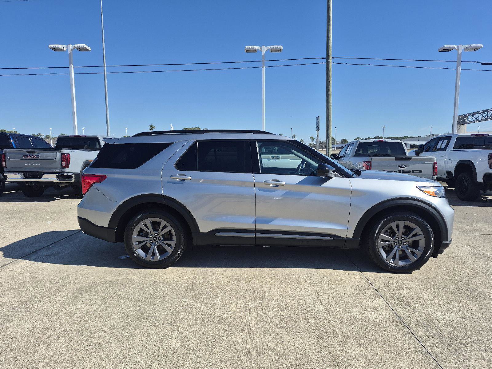 Certified 2022 Ford Explorer XLT w/ Equipment Group 202A image 5