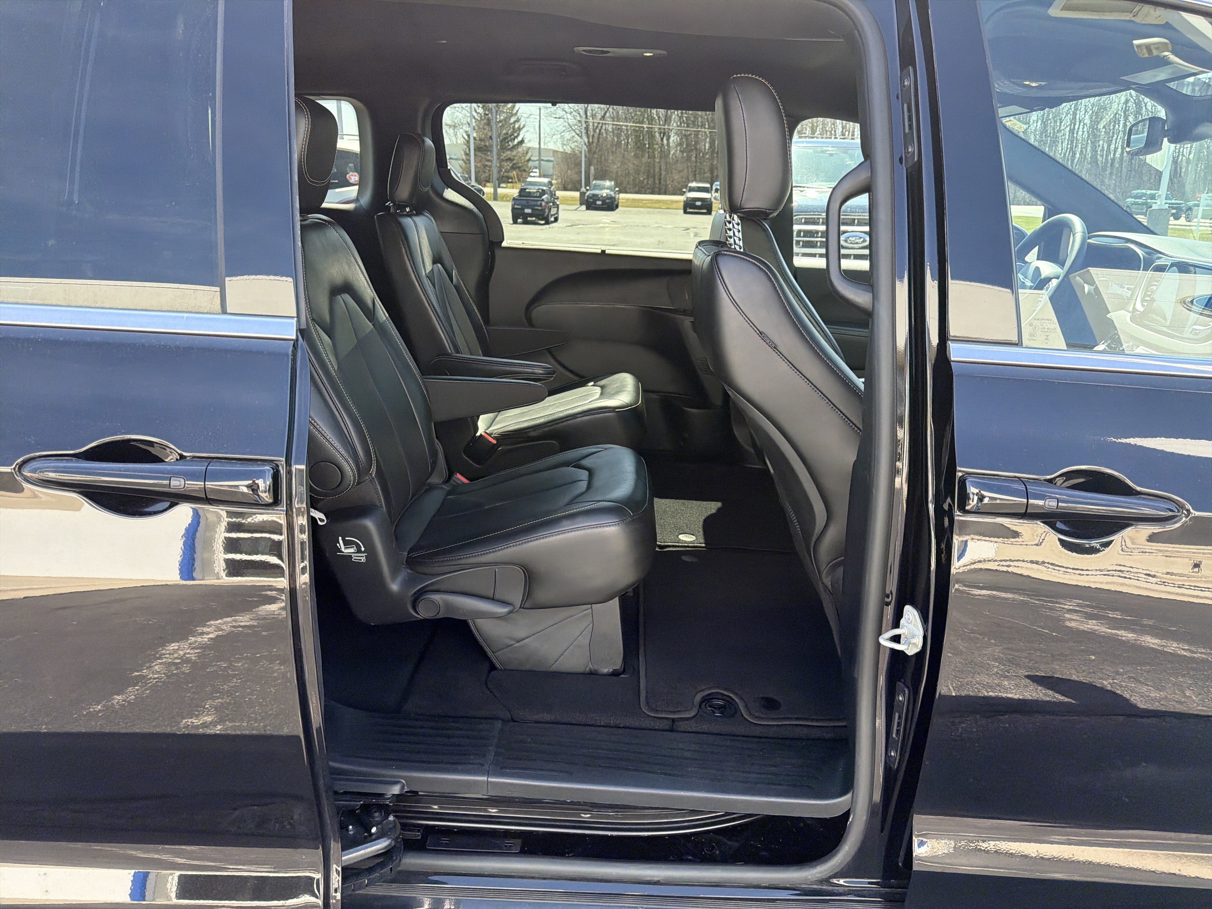 Used 2025 Chrysler Pacifica Select image 16