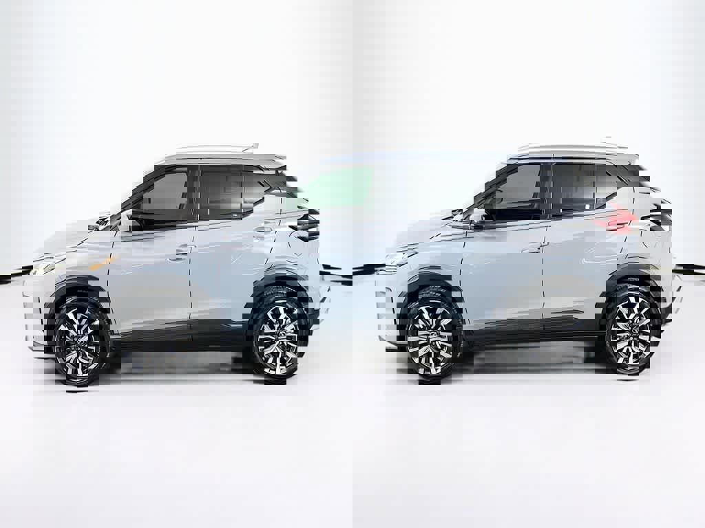 Used 2023 Nissan Kicks SV image 2