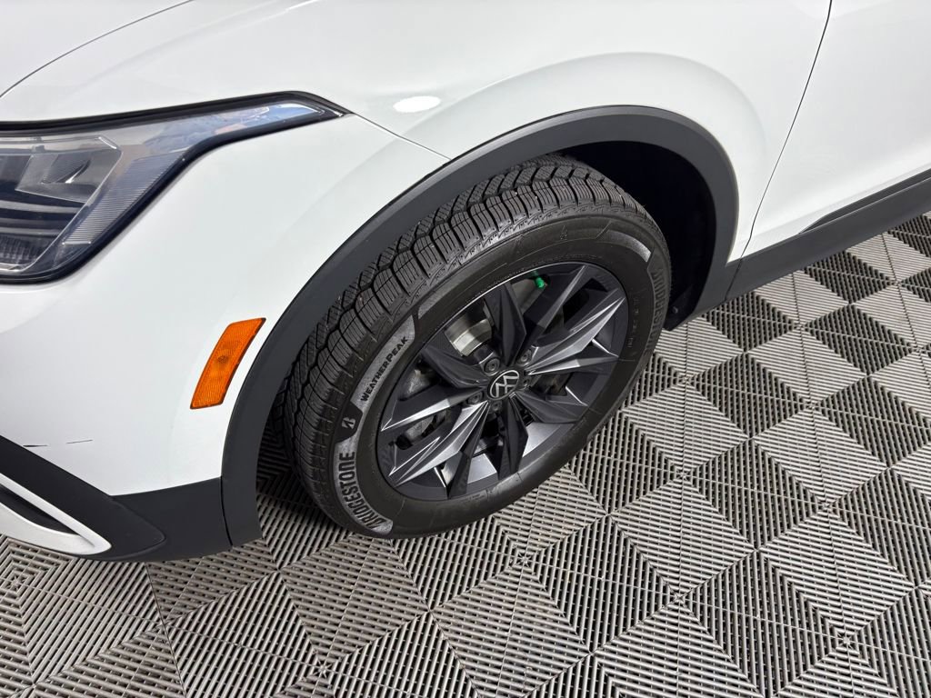 Used 2022 Volkswagen Tiguan SE w/ Panoramic Sunroof Package image 11