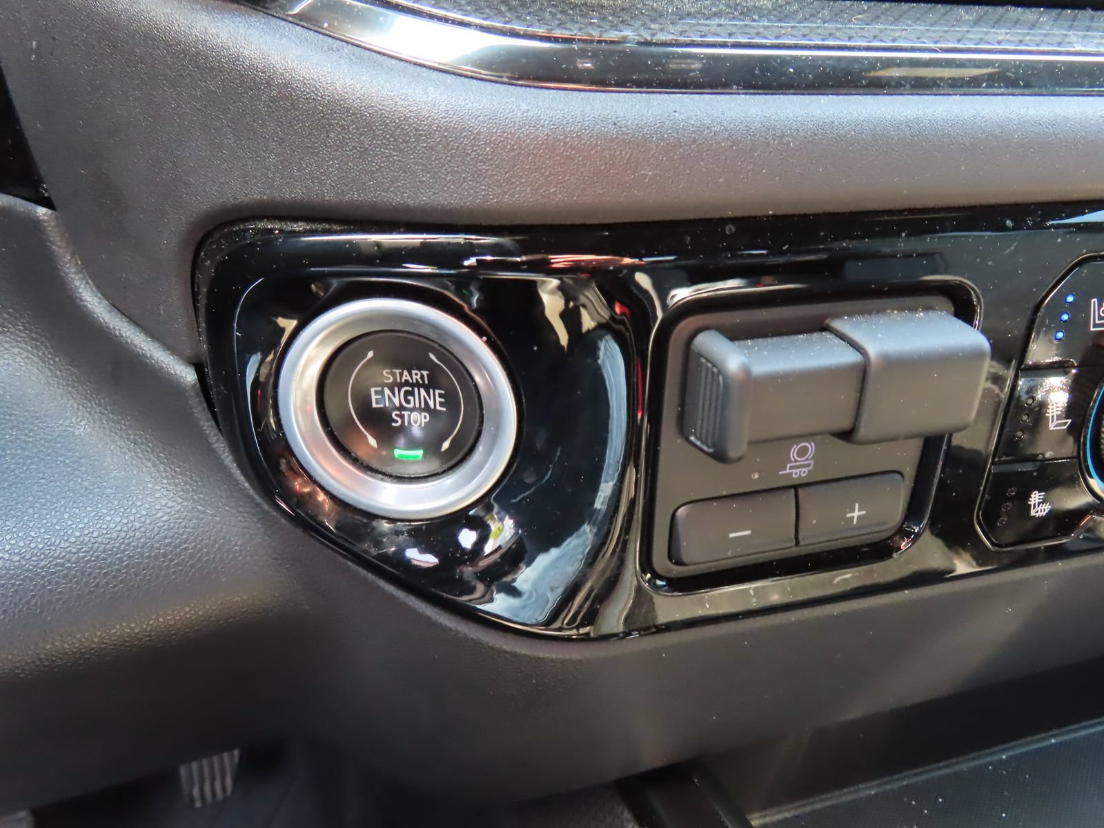 Used 2022 Chevrolet Silverado 1500 ZR2 w/ Technology Package AWD/4WD image 28