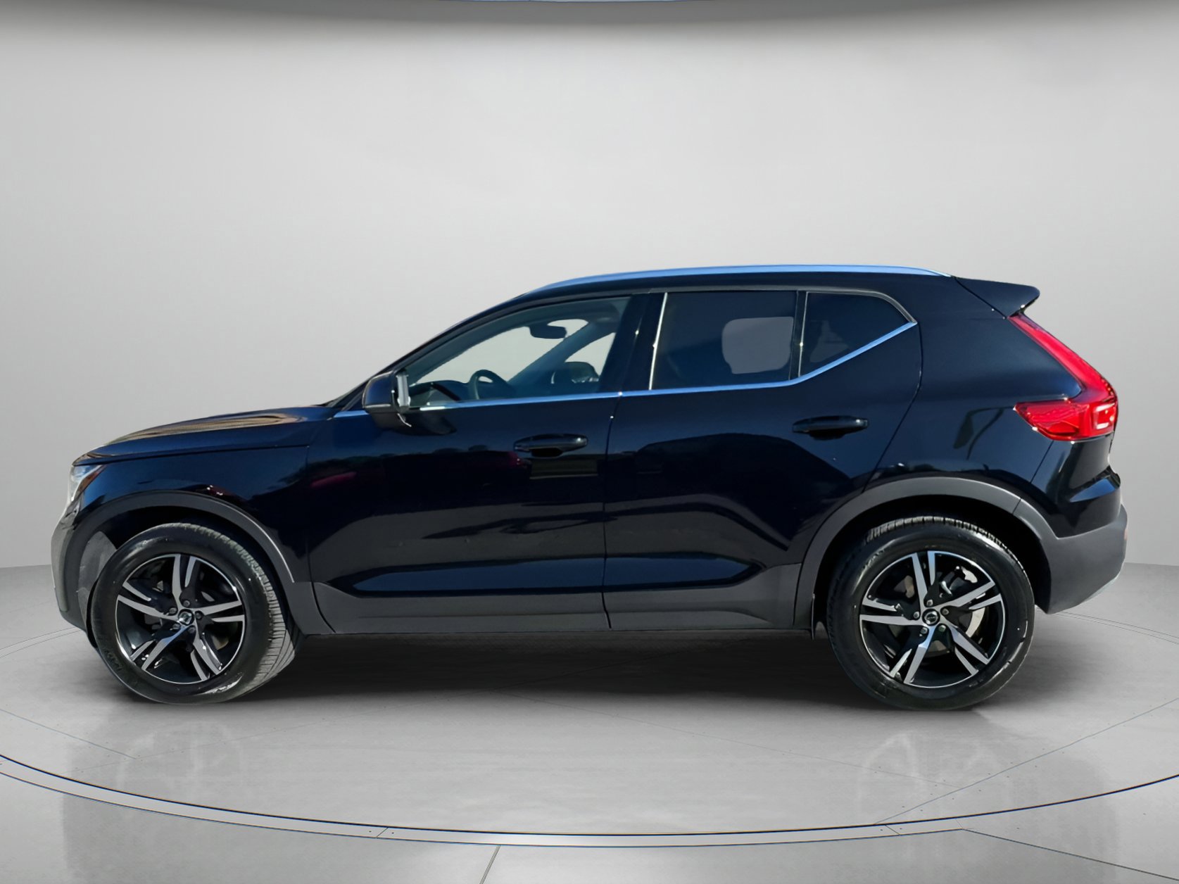 Used 2025 Volvo XC40 B5 Core image 9