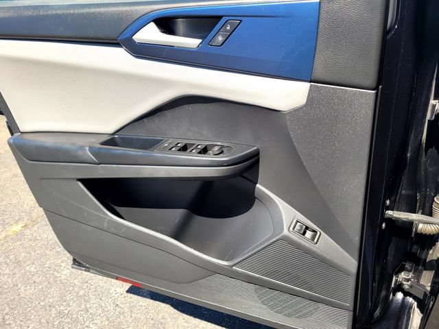Used 2022 Volkswagen Taos SE w/ Panoramic Sunroof Package FWD image 18