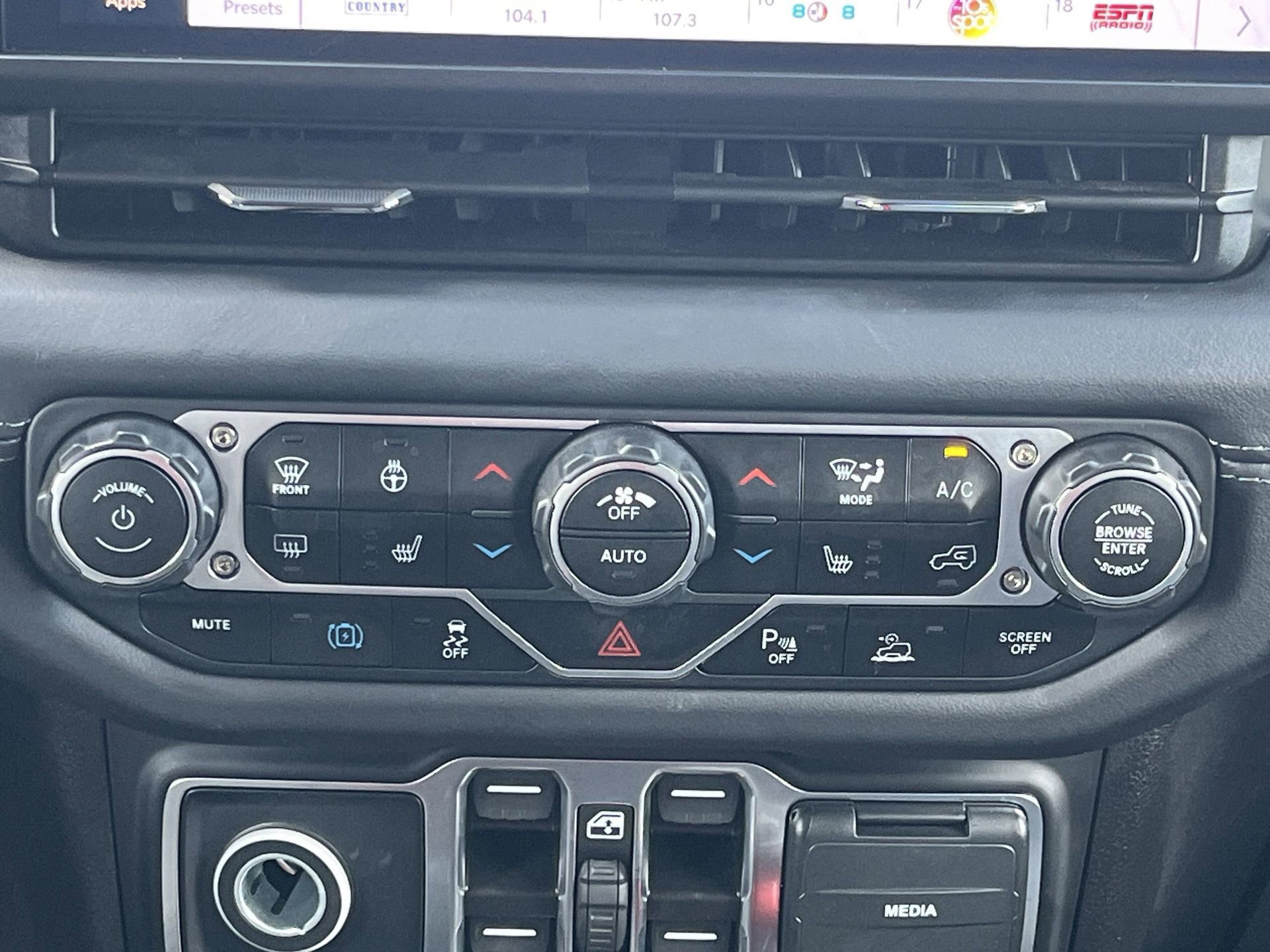 Used 2025 Jeep Wrangler Unlimited Sahara w/ Safety Group image 10