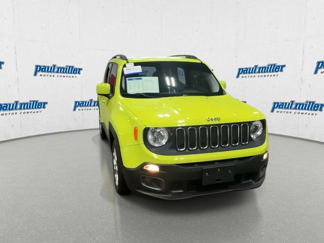 Used 2017 Jeep Renegade Latitude w/ Cold Weather Group FWD image 3