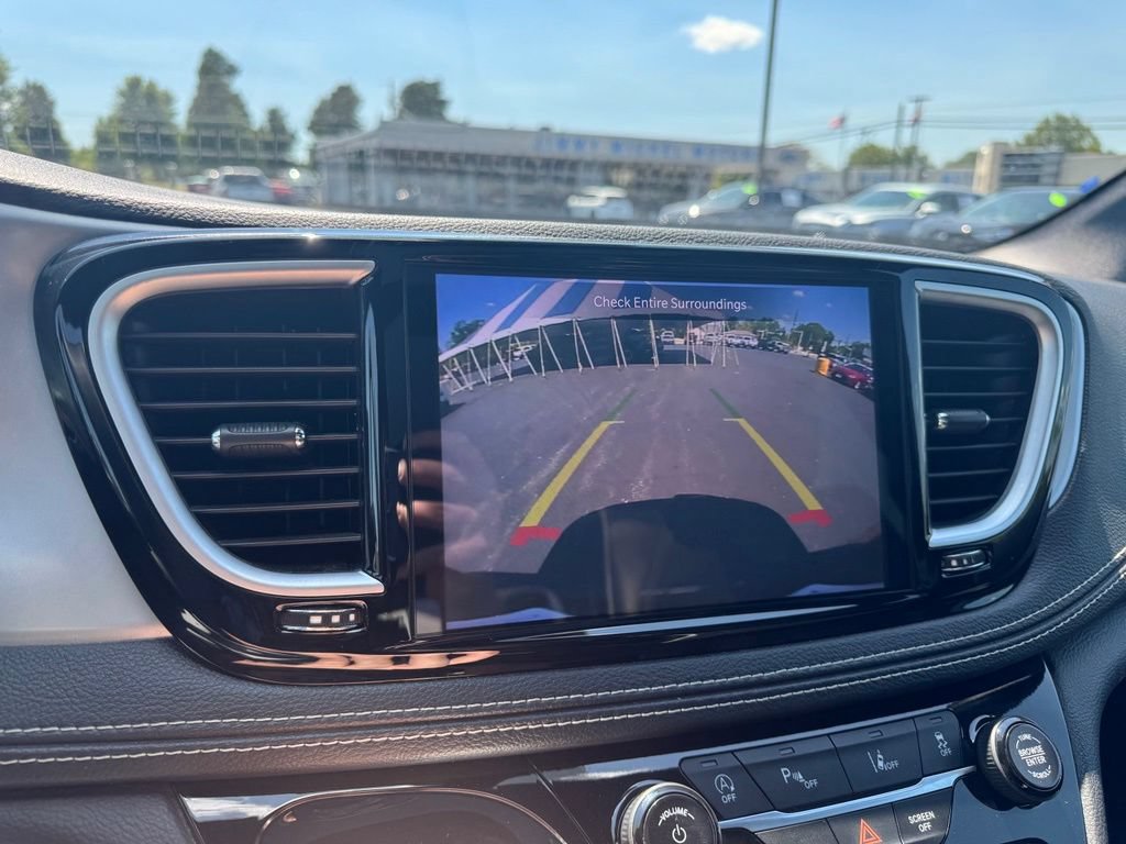 Used 2025 Chrysler Pacifica Limited FWD image 11