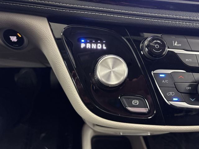 Used 2023 Chrysler Pacifica Touring-L image 11