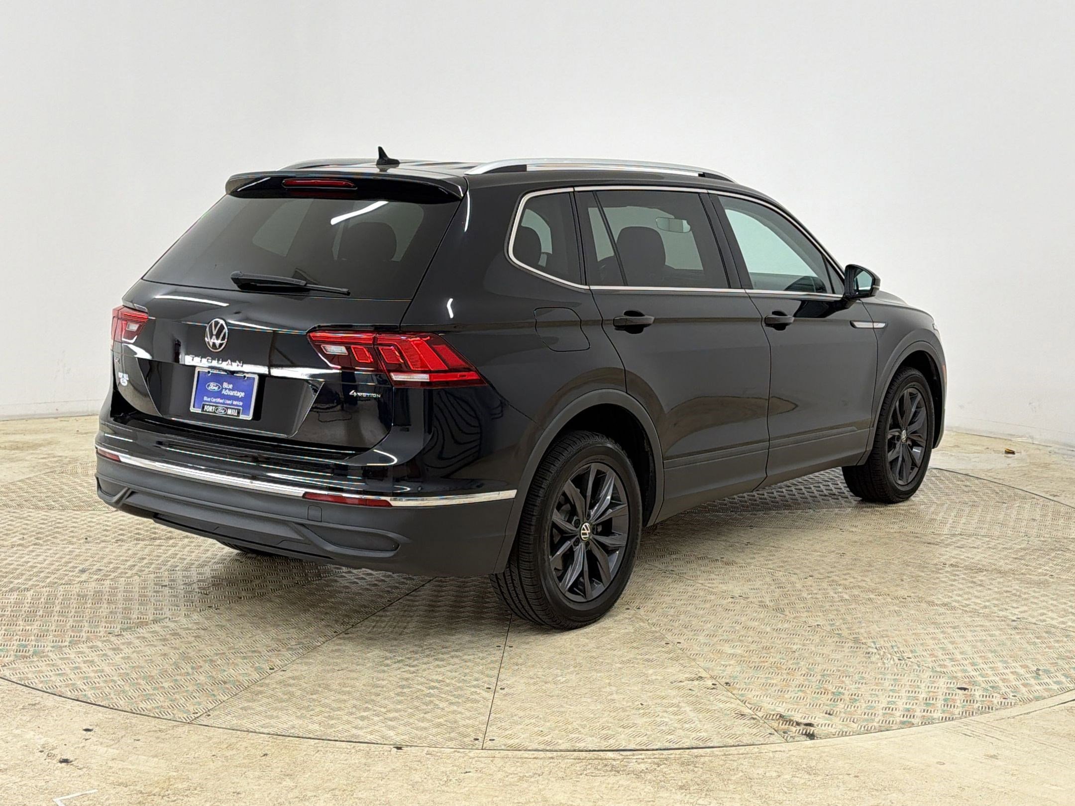 Used 2022 Volkswagen Tiguan SE w/ Panoramic Sunroof Package image 9