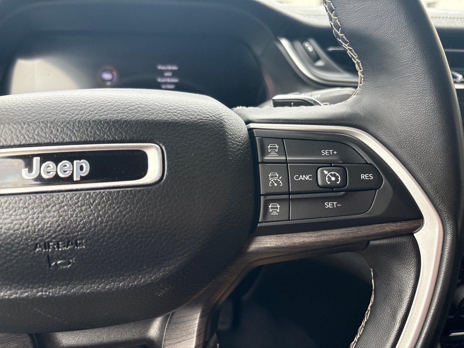 Used 2022 Jeep Grand Cherokee L Limited w/ Luxury Tech Group II AWD/4WD image 9