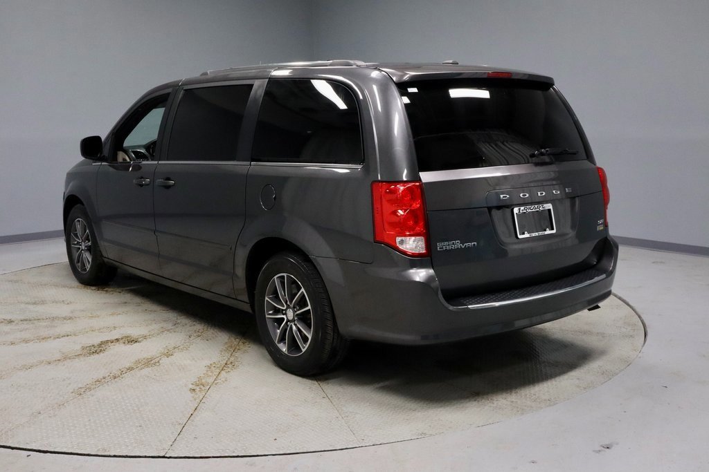 Used 2017 Dodge Grand Caravan SXT image 3