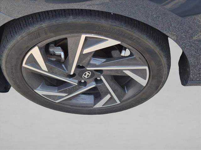 Used 2024 Hyundai Elantra Limited FWD image 11