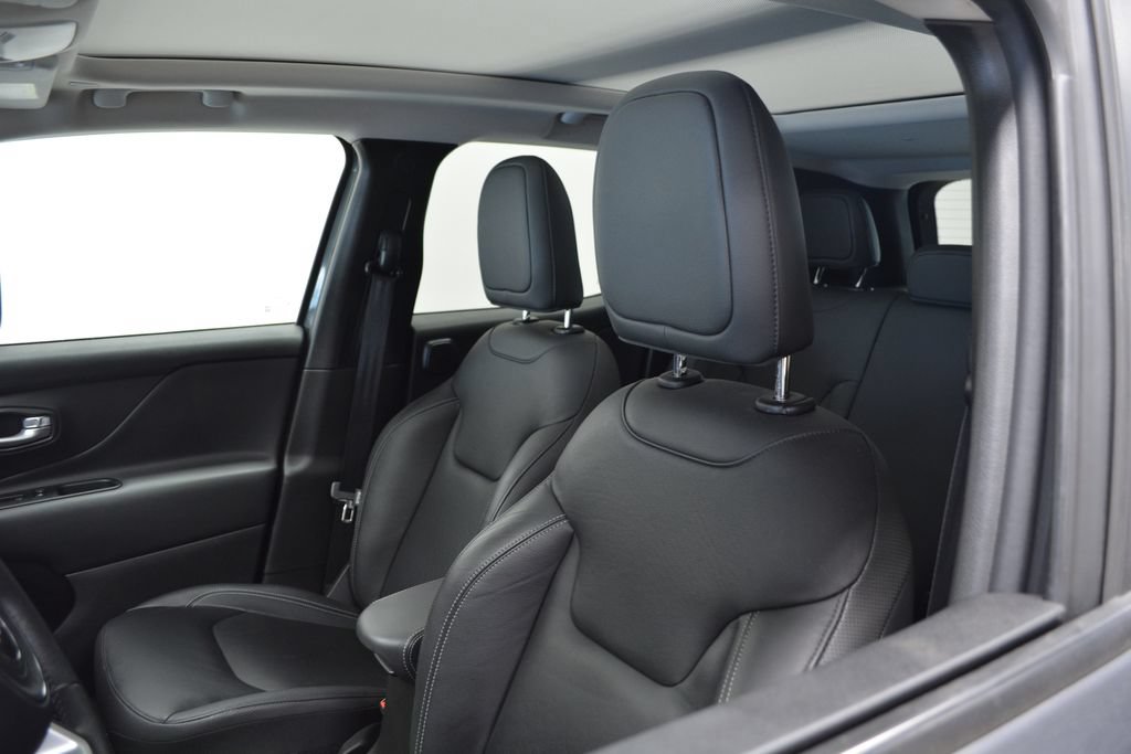 Used 2023 Jeep Renegade Limited w/ Sun/Sound Group AWD/4WD image 9