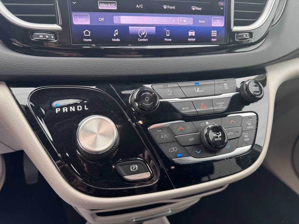 Used 2022 Chrysler Pacifica Touring-L FWD image 12