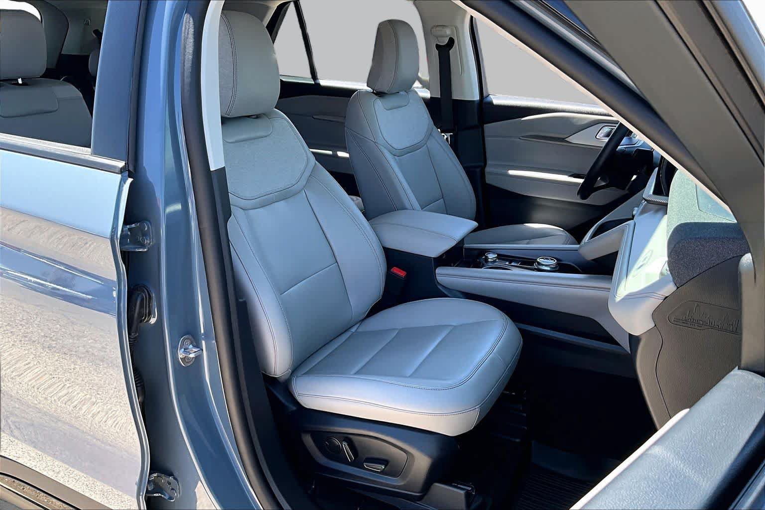 Certified 2026 Ford Explorer Active w/ Active Comfort Package RWD image 9