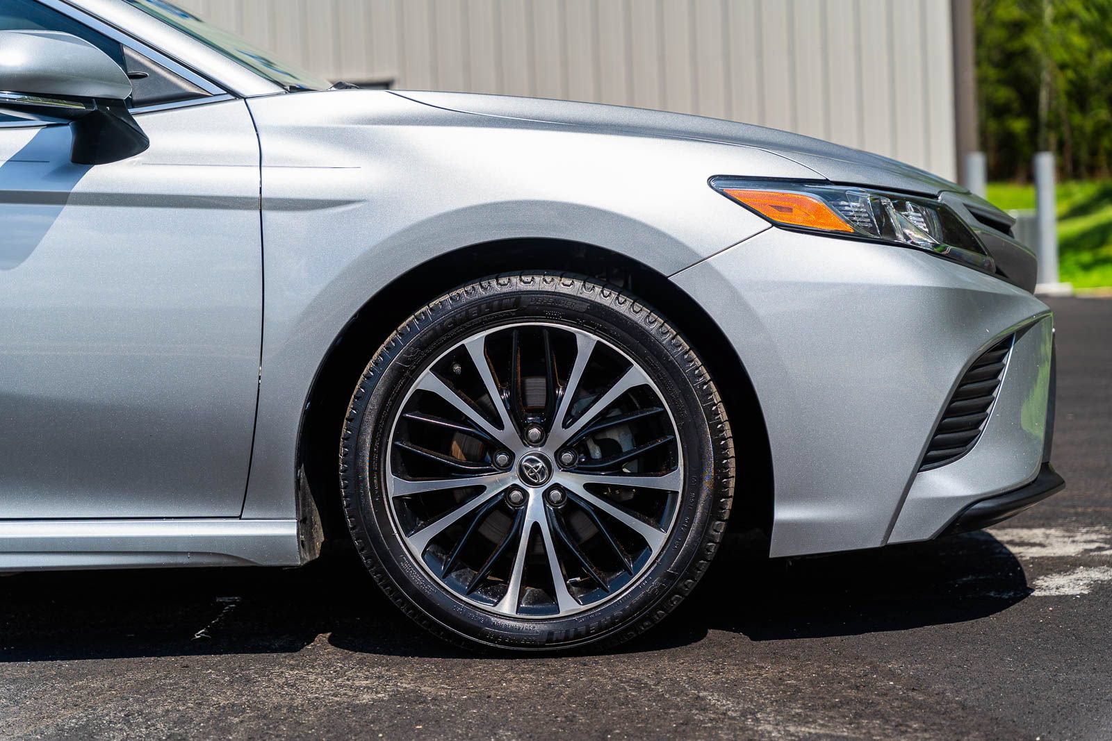 Used 2019 Toyota Camry SE w/ Convenience Package FWD image 9