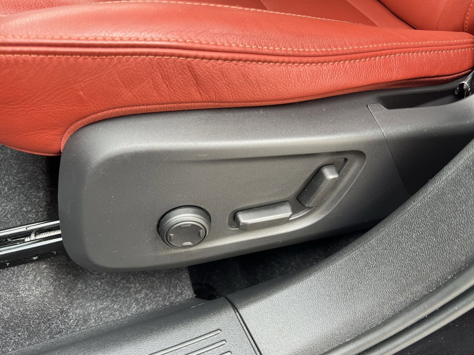 Used 2019 Volvo XC40 T5 Inscription image 14