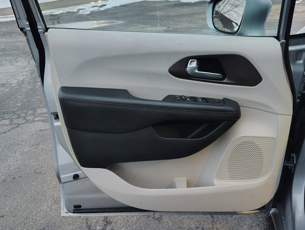 Used 2017 Chrysler Pacifica Touring-L image 11