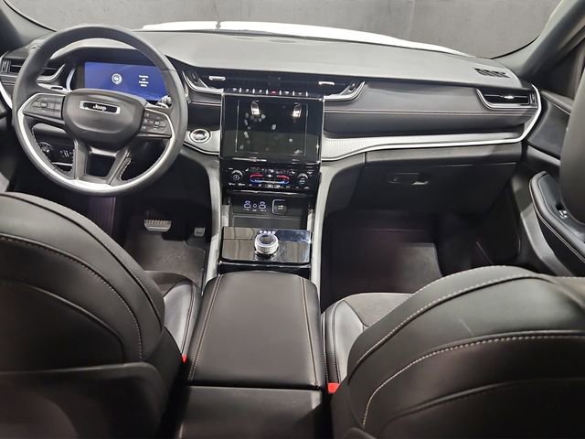 Used 2023 Jeep Grand Cherokee Altitude AWD/4WD image 3