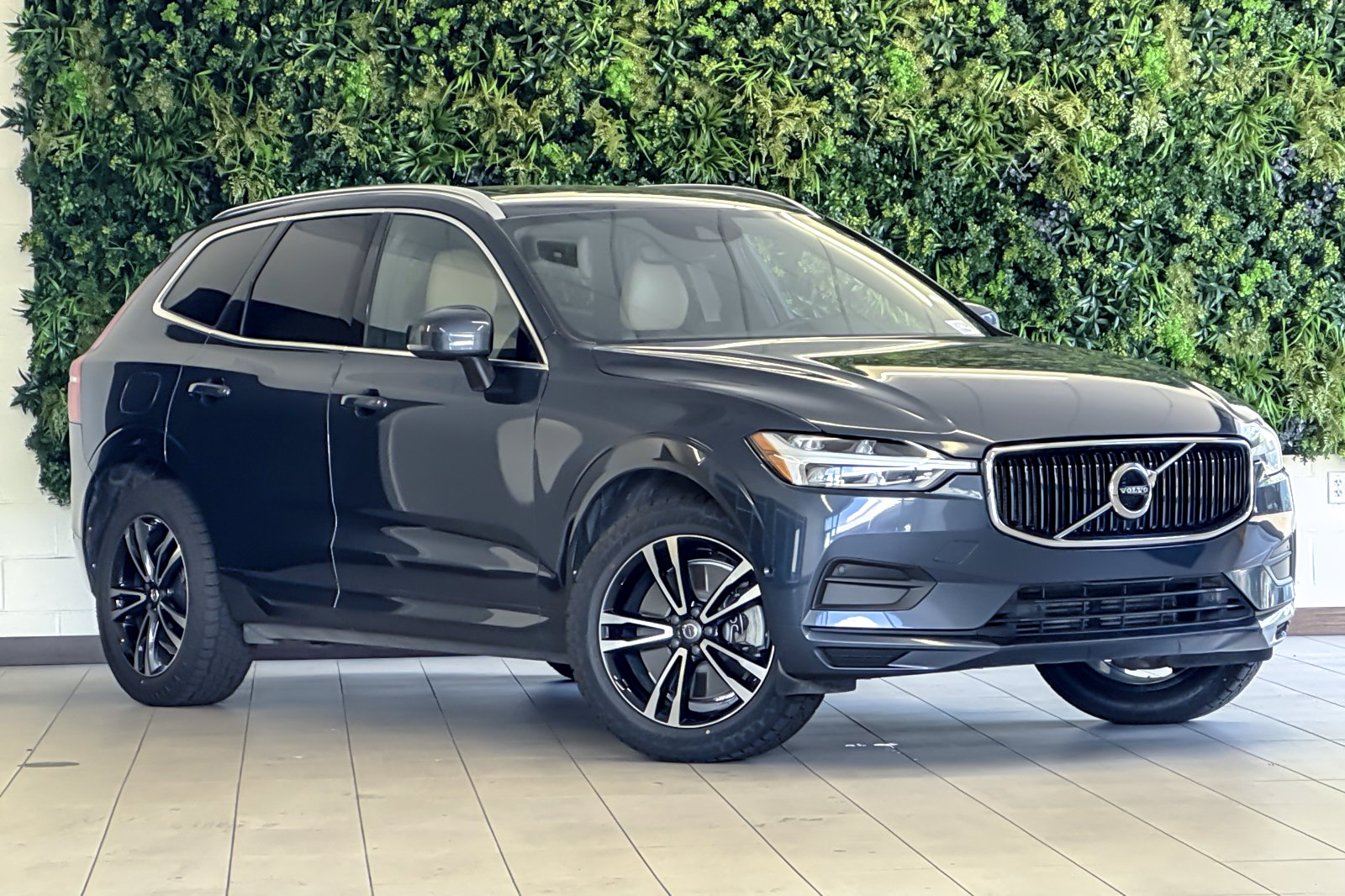 Used 2018 Volvo XC60 T6 Momentum w/ Vision Package AWD/4WD image 1