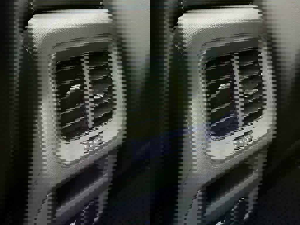 Used 2021 Volkswagen Tiguan SE image 16