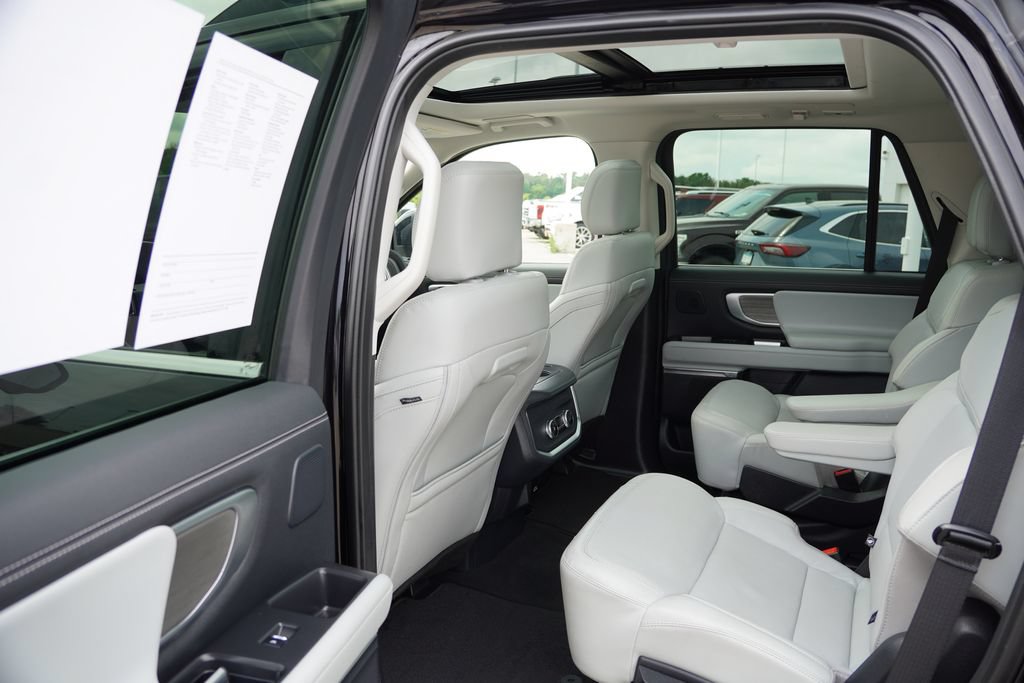 Certified 2025 Ford Expedition Platinum w/ Driver's Package AWD/4WD image 17