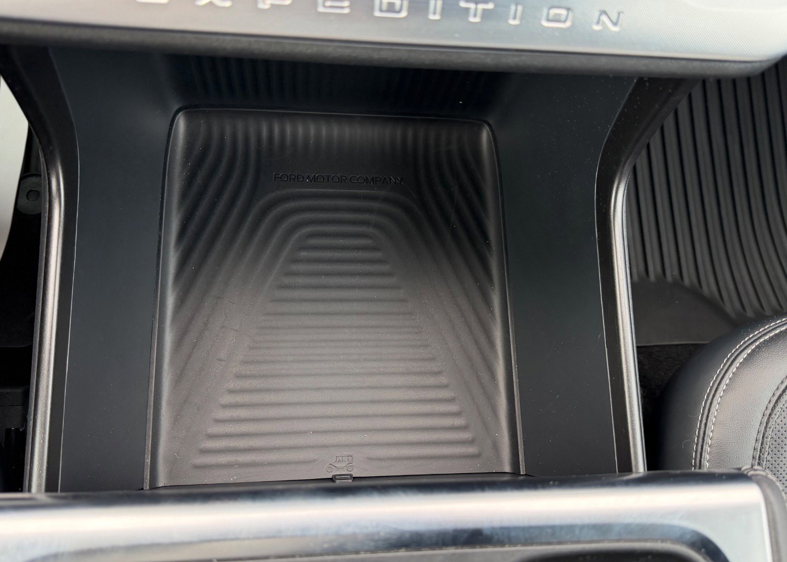 Certified 2025 Ford Expedition Max Platinum w/ Stealth Appearance Package AWD/4WD image 50