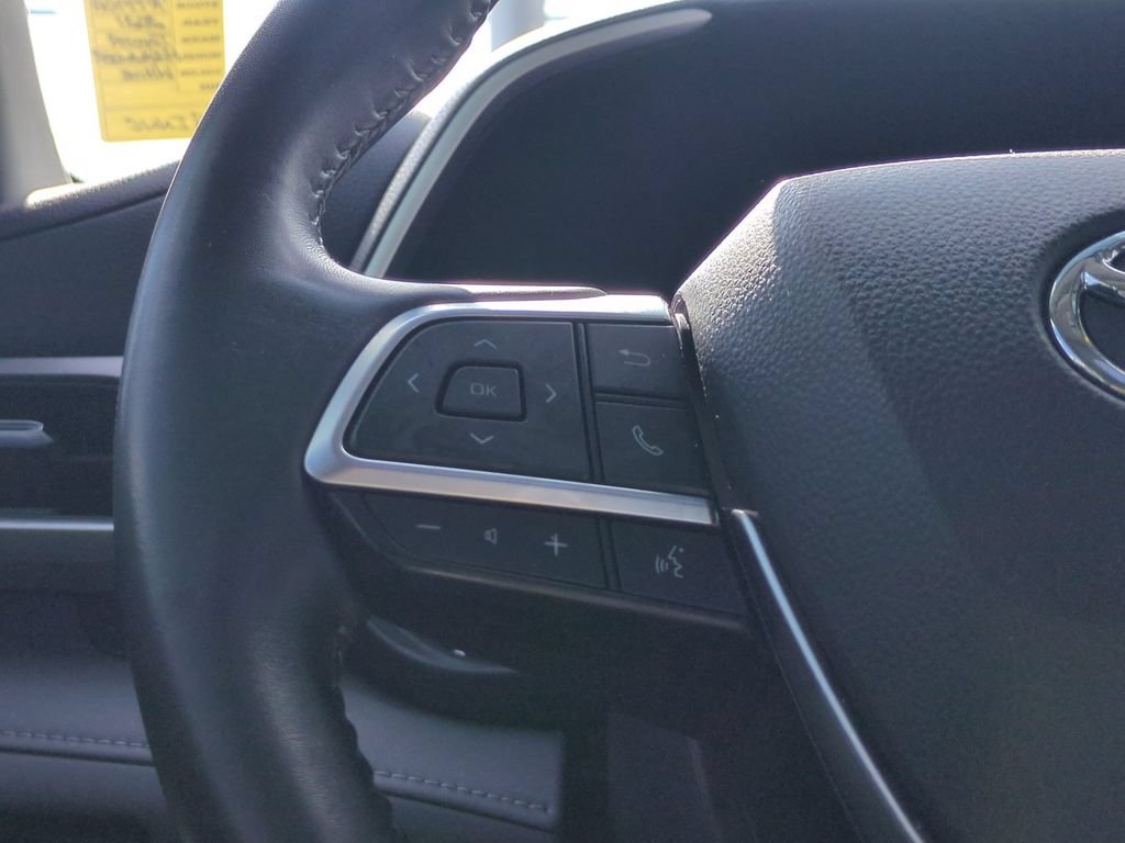 Used 2021 Toyota Highlander XLE FWD image 16